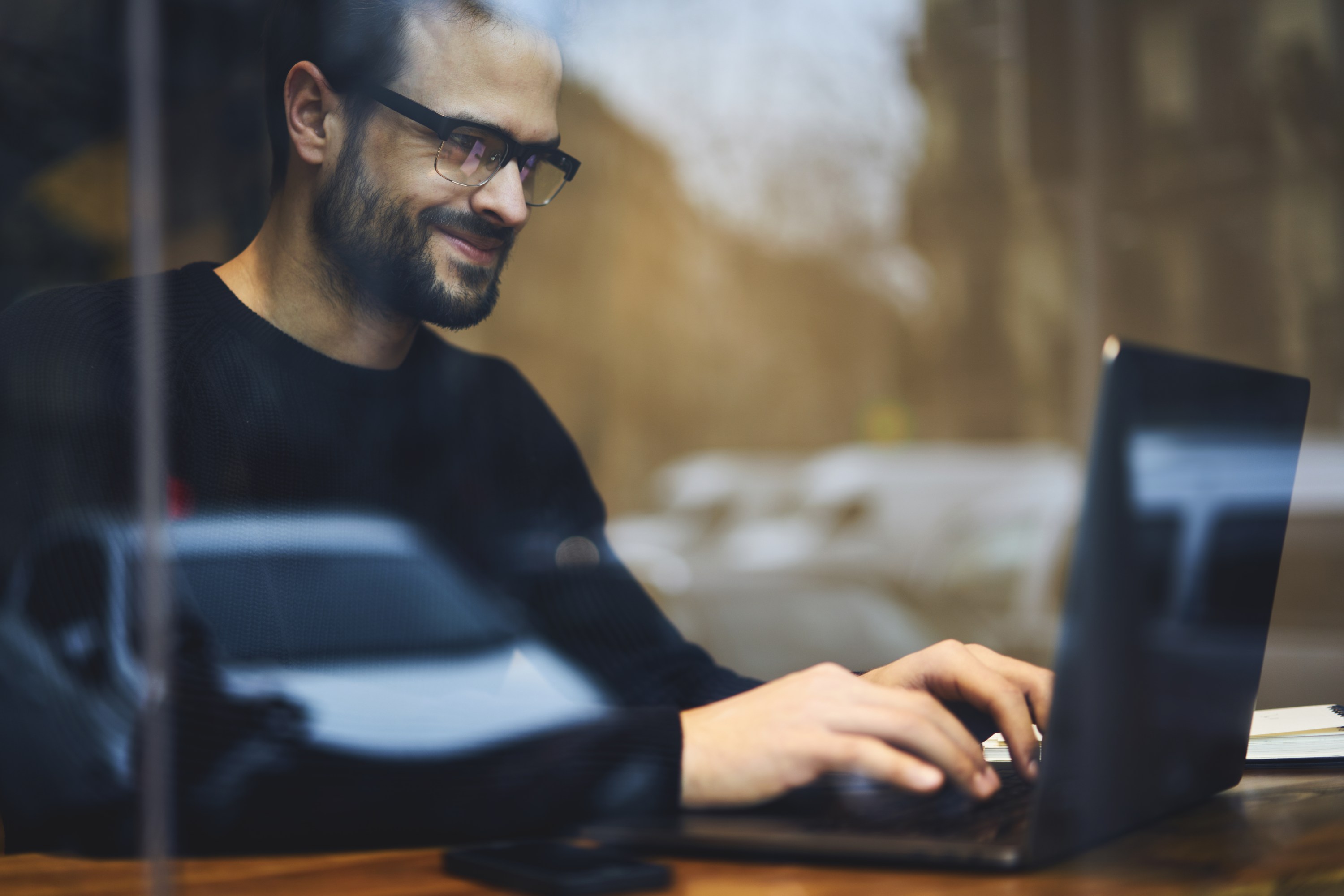 Книжные блогеры блоггеры. Азиат блоггер. Съемка блога. Молодой писатель. Блоггер который читает.